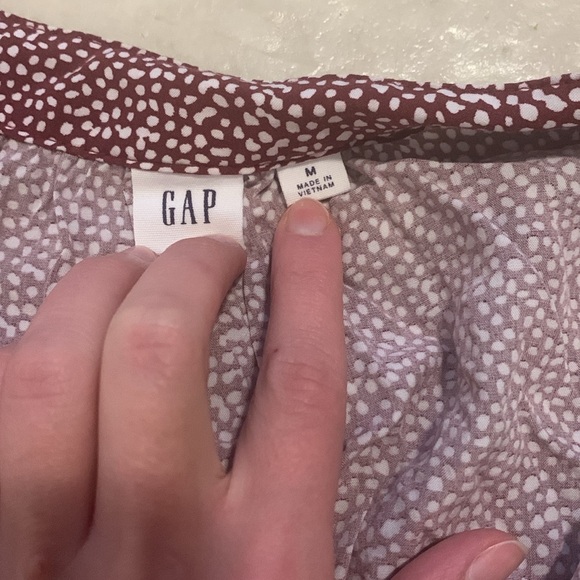 Gap women’s blouse in burgundy, size medium. - Picture 2 of 3
